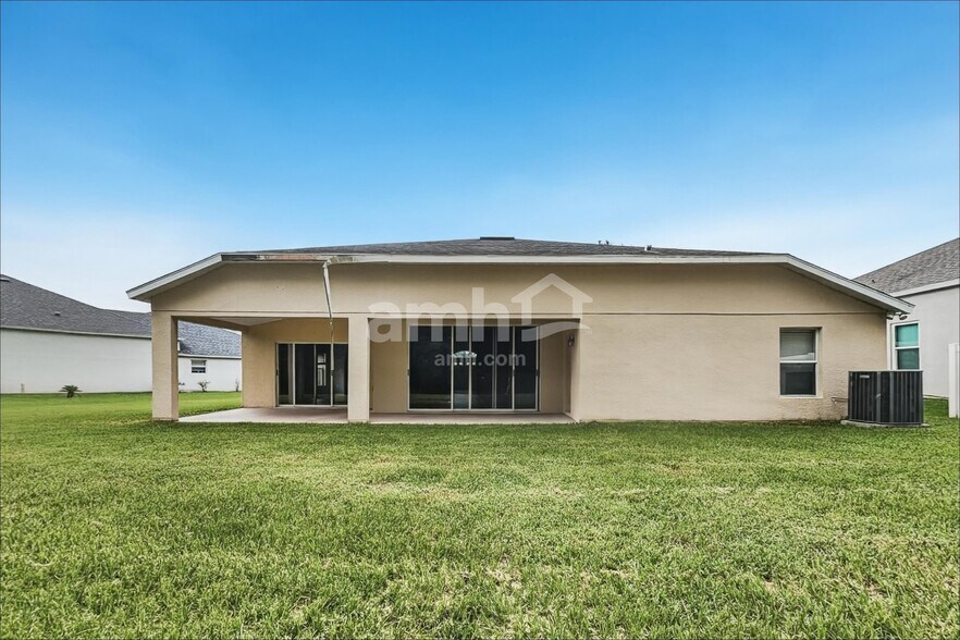 Building Photo - 7330 Crescent Palm Dr