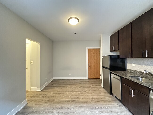 Building Photo - 434.5 W Belden Ave