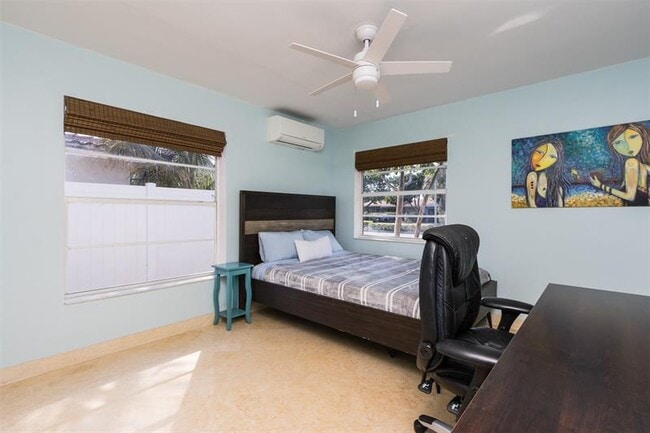 Building Photo - 936 NE 26th Ave