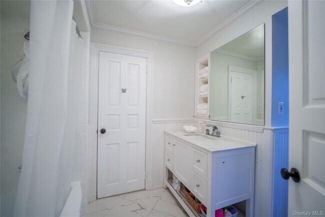 Building Photo - 10 Hidden Pond