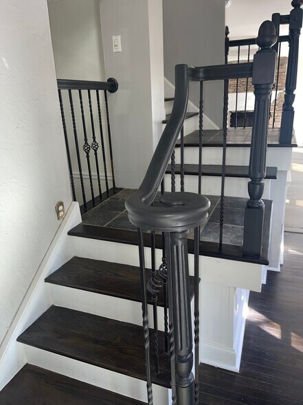 Building Photo - 915 Woodlawn Dr NE