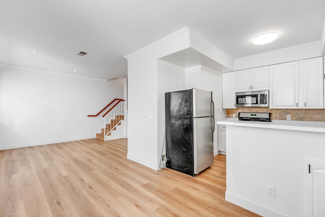 Building Photo - 4034 Redwood Ave