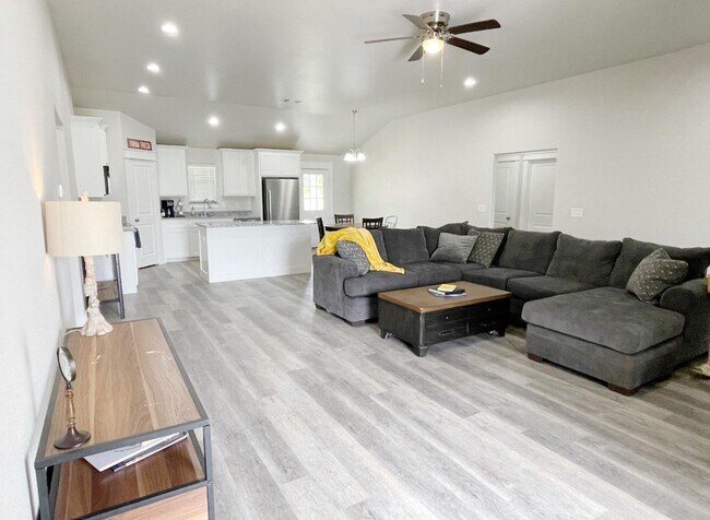 Building Photo - Cozy 4bd 2ba near Choctaw Casino