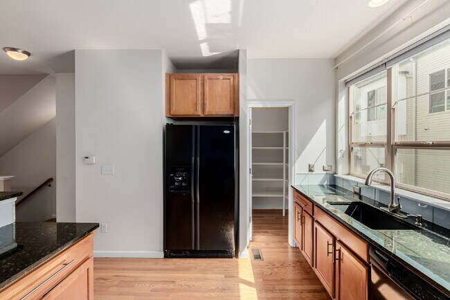 Building Photo - 418 S Reed Ct