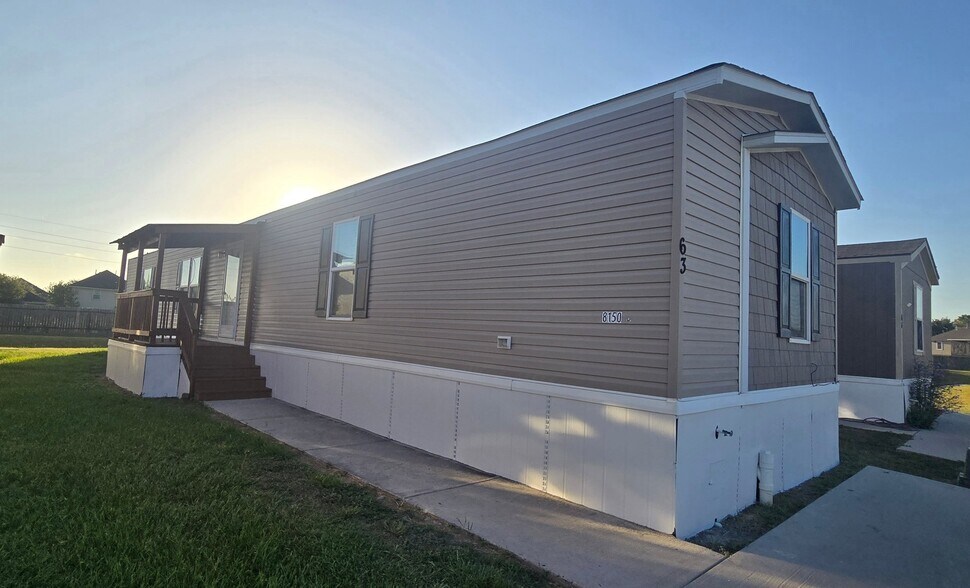 Building Photo - 1120 N Vista Dr