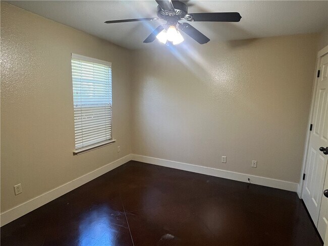 Building Photo - 806 W Tahlequah St