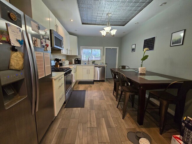 Building Photo - Bright 3 bed 1.5 bath in WHITMAN SOUTH PHI...