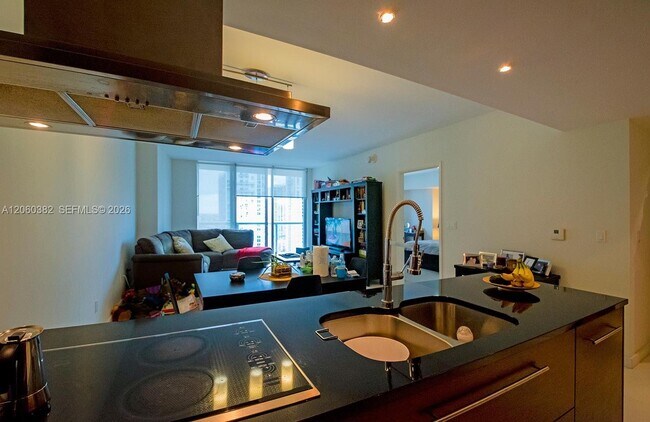 Building Photo - 485 Brickell Ave