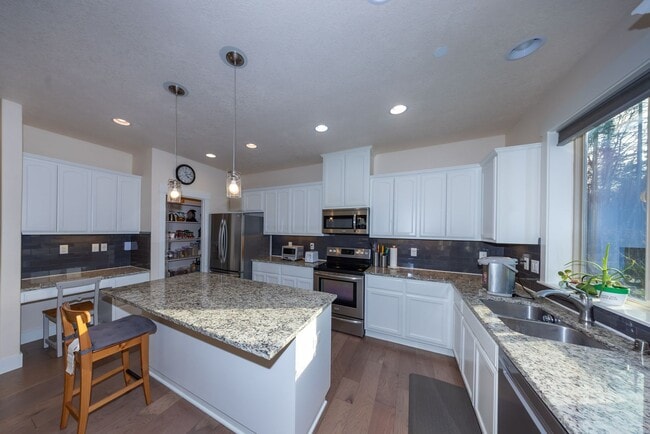 Building Photo - Beautiful Gated 3-Bedroom Home in Camas – Loft/family room, Bonus room, and Outdoor Living!