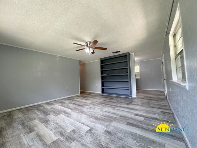 Building Photo - 2052 Roberts Dr