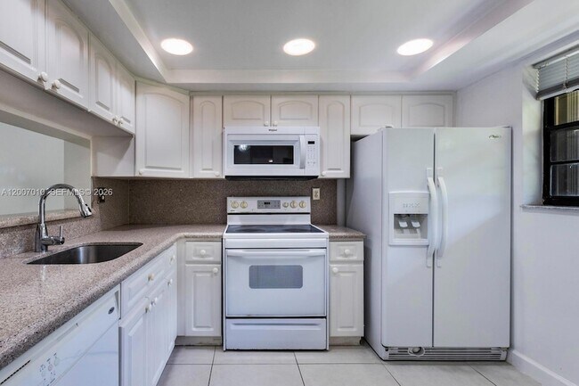 Building Photo - 10855 SW 112th Ave