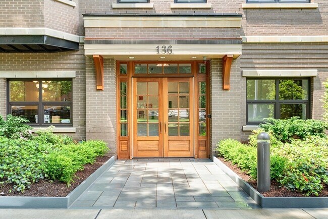 Building Photo - 136 Babcock St