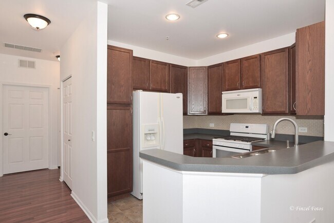 Building Photo - 2215 Aurora Dr