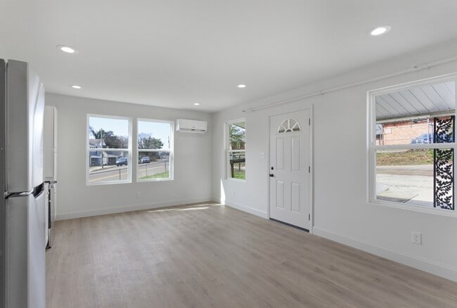 Building Photo - 2303 Parkview Ave