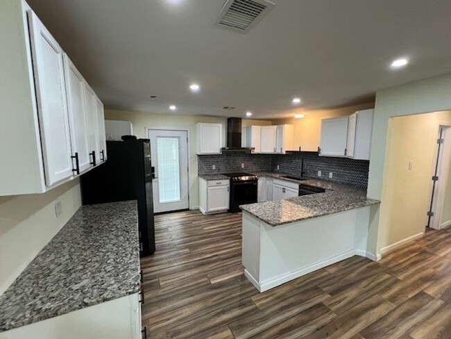 Building Photo - Newly Renovated 3B/2B Home Available in La...