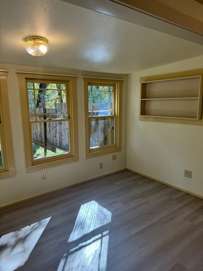 Building Photo - Newly remodeled, adorable, CREEK FRONT, Du...