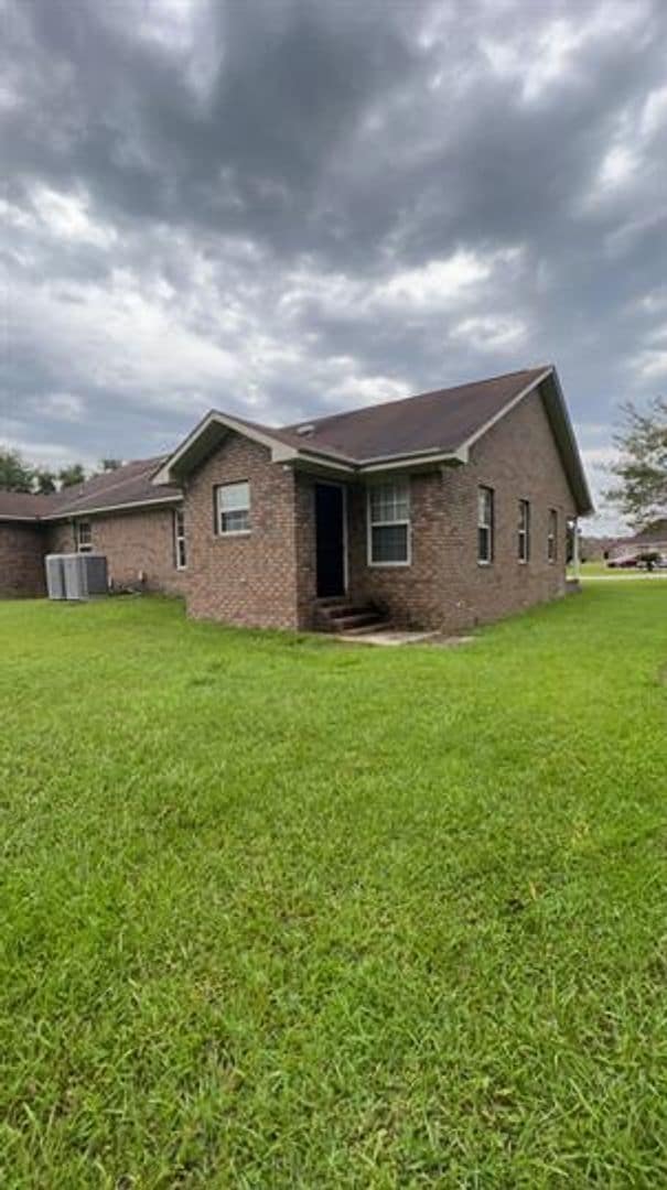 Building Photo - 3 Bed 2 bath ready to move in!!!