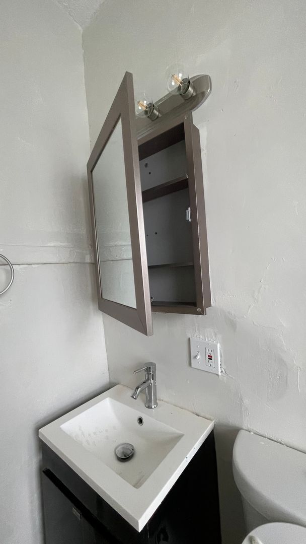 Building Photo - Completely remodeled 2 bedroom apartment n...