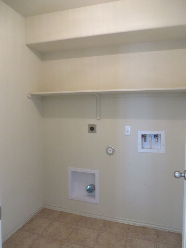 Building Photo - 3 Bedroom 2 Bathroom Sonterra West Home