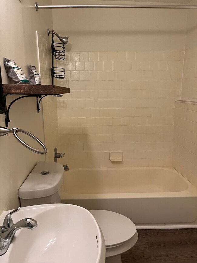 Building Photo - Spacious 3/2 Duplex Unit w/ Bonus Room Min...