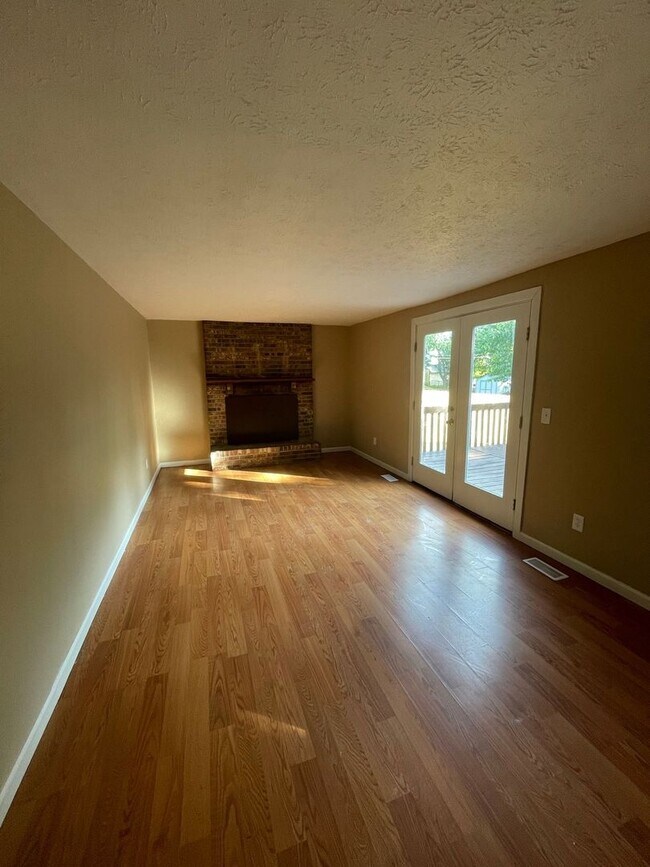 Building Photo - 5683 Crestview Dr