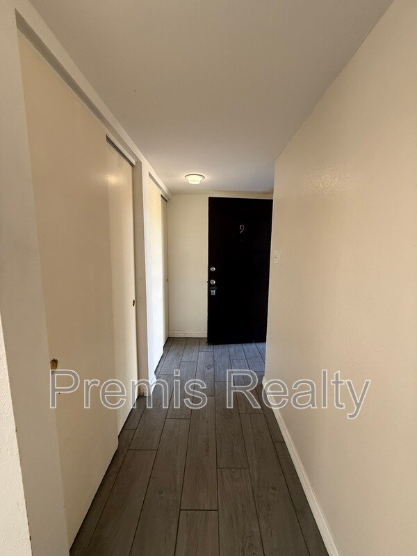 Building Photo - 1575 Greenlea Dr