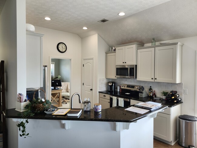 Building Photo - 2018 Chancellor Ridge Rd