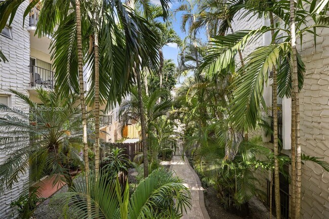 Building Photo - 6886 N Kendall Dr