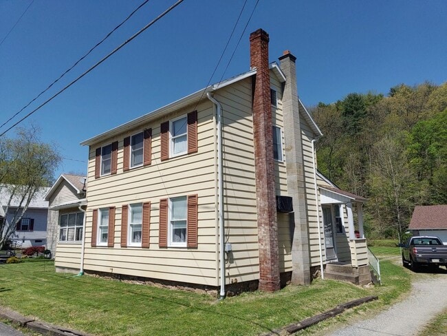 Building Photo - Country Living