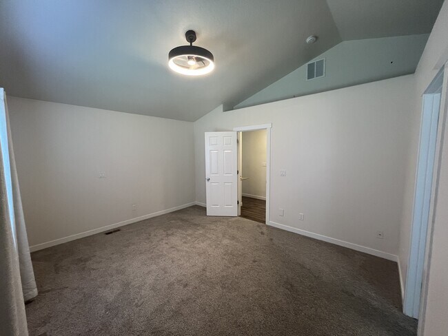 Building Photo - 1820 W Camelot Dr