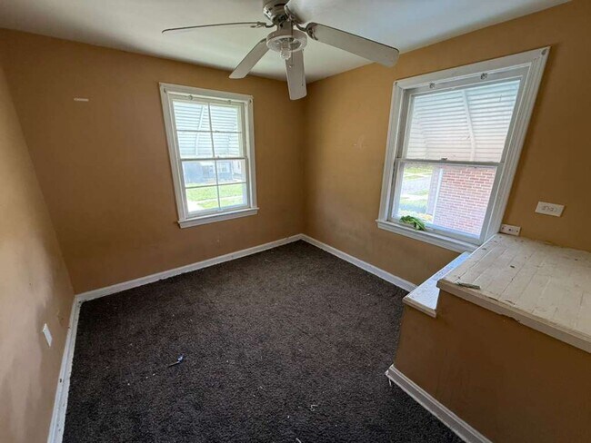 Building Photo - 3 BED 1 BATH SINGLE FAMILY HOME