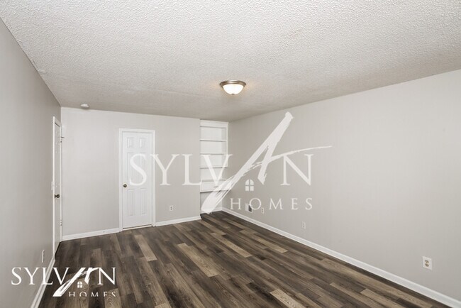 Building Photo - Enjoy the coziness of this darling home
