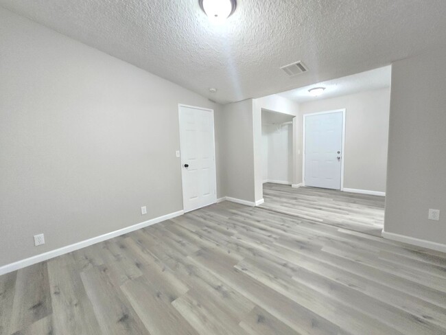 Building Photo - Spacious 4- Bedroom Remodeled Home in Palm...