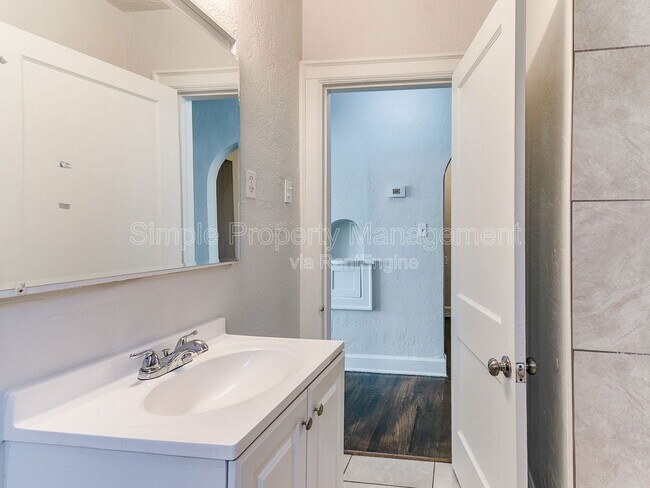 Building Photo - 946 East Dr