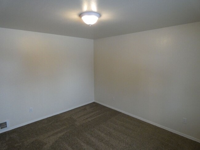 Building Photo - **Spacious Duplex** Lower Level