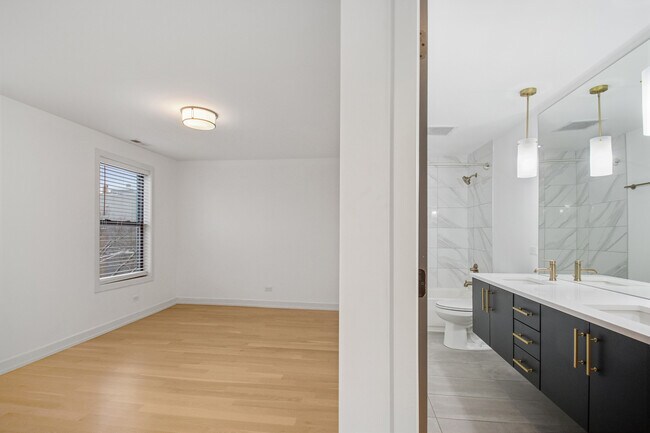 Building Photo - 1242 W Huron St