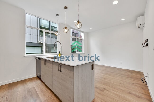 Building Photo - Charming 2-Bed, 2-Bath Townhouse Retreat in Seattle's Vibrant Heart – 1100 Sq Ft of Modern Living!