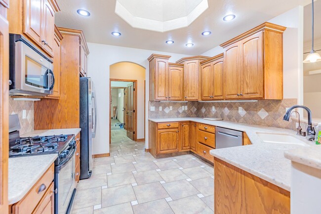 Building Photo - Beautiful Spacious 4 bedroom 2 bath House!