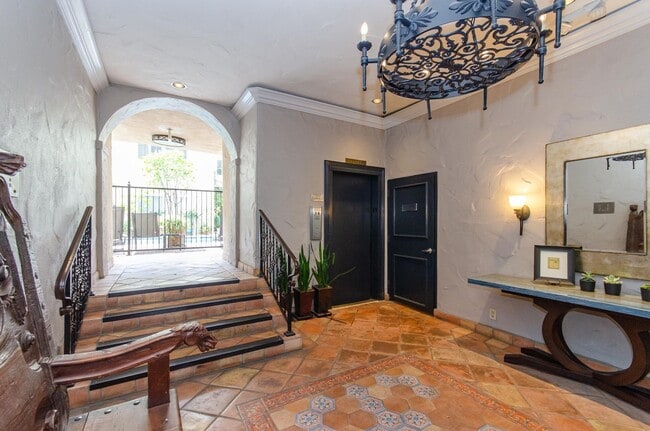 Building Photo - Stunning renovated apartment in the Heart ...