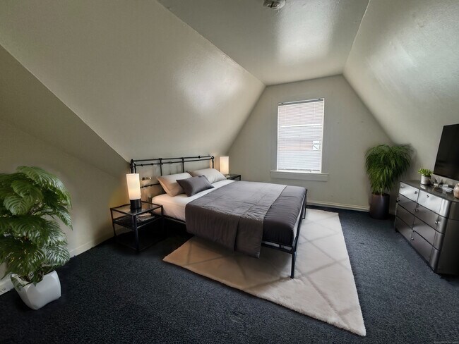 Building Photo - 5 W Main St