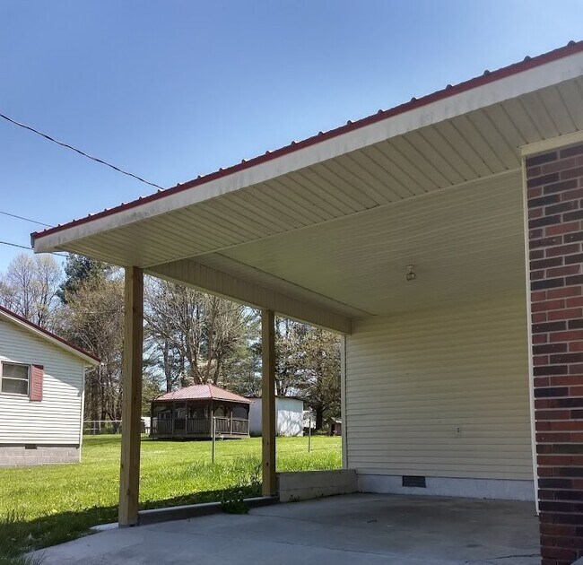 Building Photo - 137 Prentice St