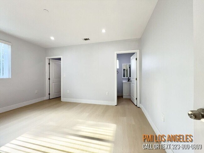 Building Photo - 208 E 87th St