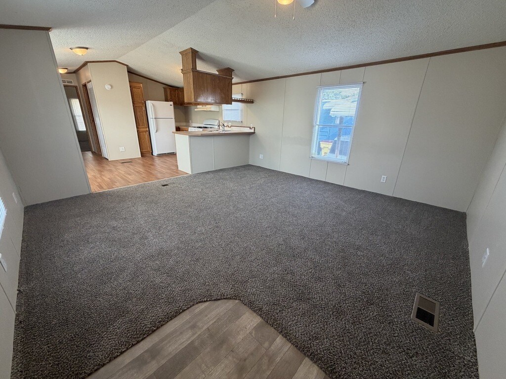Building Photo - 38003 Chilver Ave