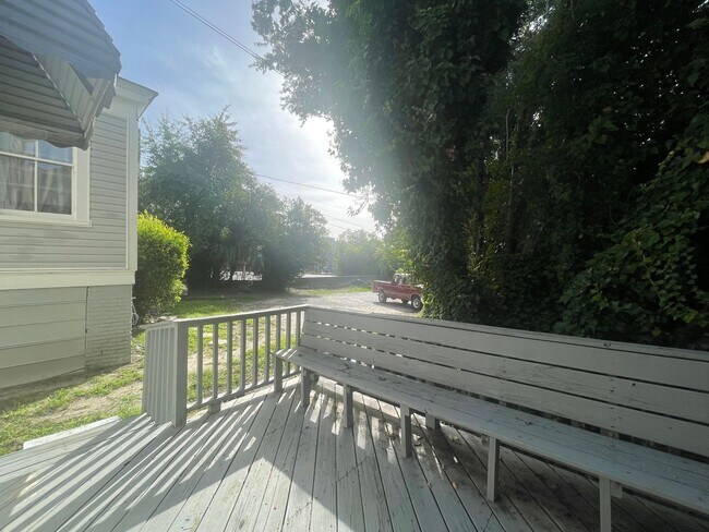 Building Photo - 384 Spring St