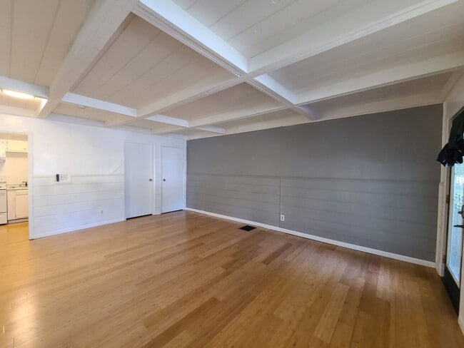 Building Photo - 460 W Napier Ave