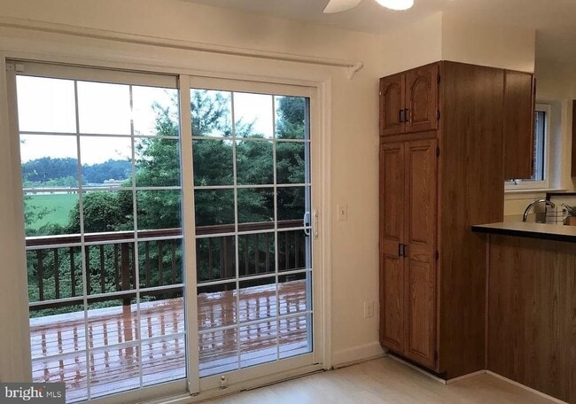 Building Photo - 8043 Merry Oaks Ct