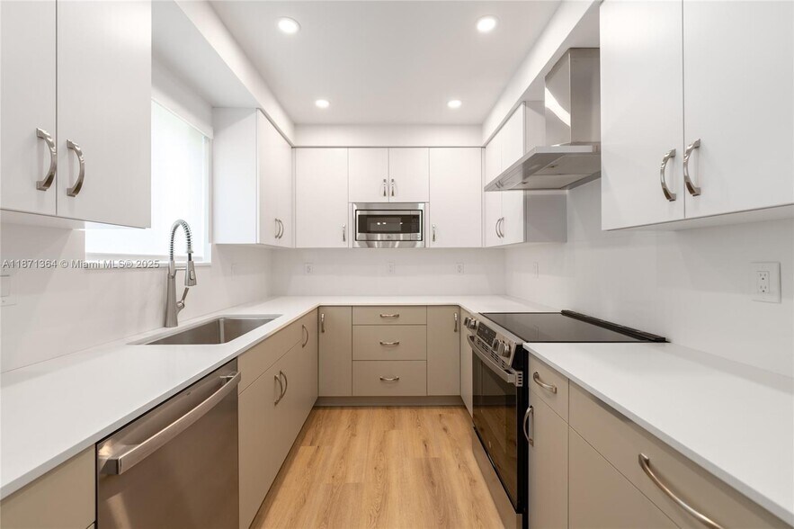 Building Photo - 3160 S Le Jeune Rd