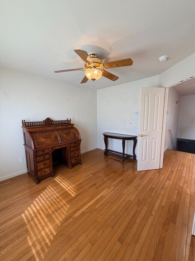 Building Photo - Beautiful Lakefront Home in the Vineyard! 55+ community