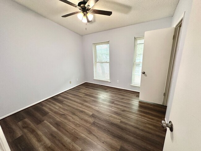 Building Photo - 3822 Southway Dr