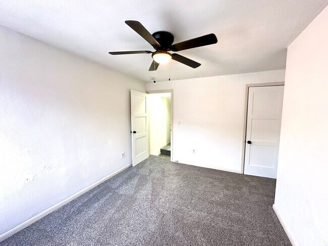 Building Photo - Updated 2 Bed, 1 Bath Home - Convenient Location, Walkable Neighborhood - Available 3/15!